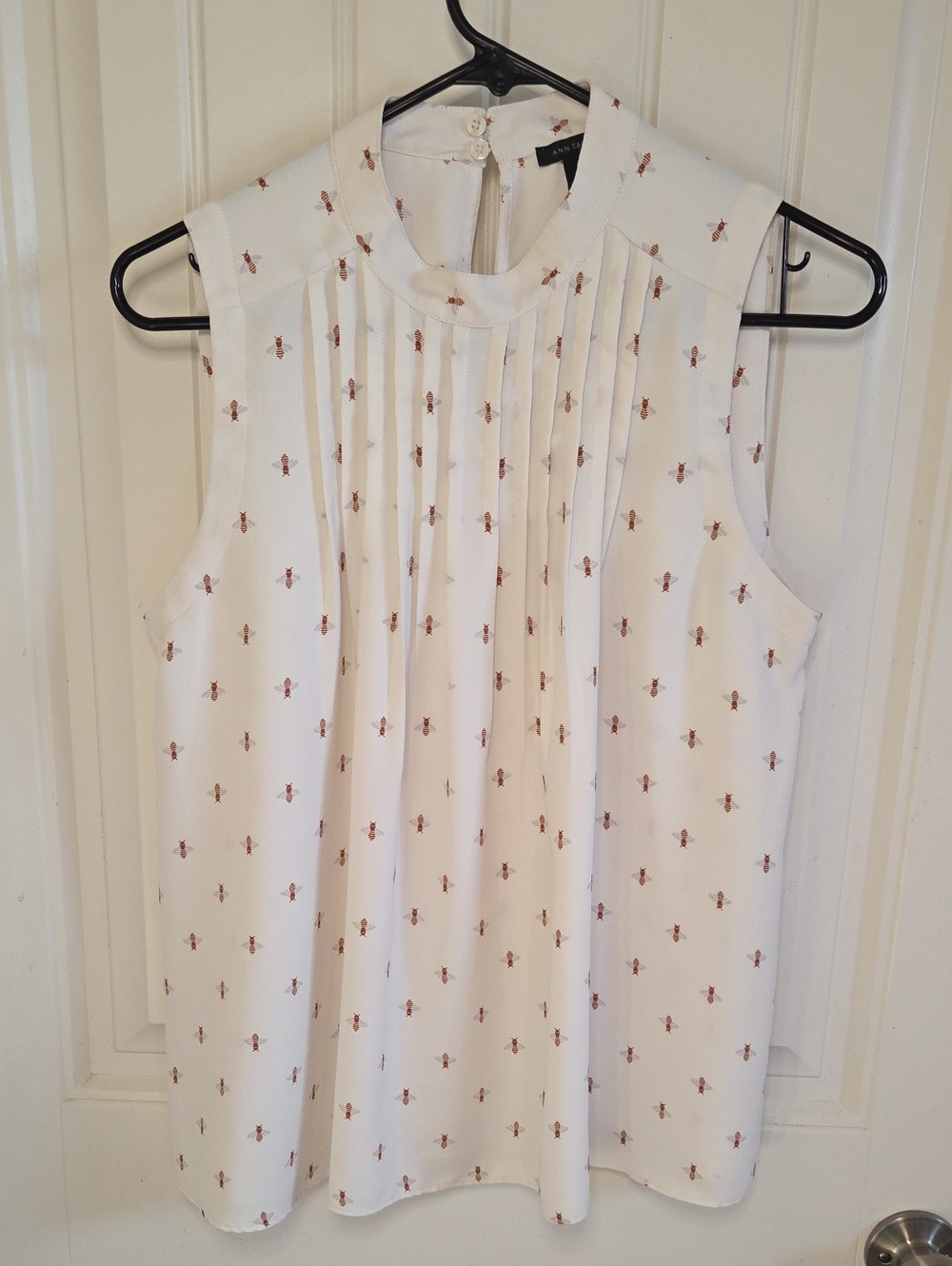 Ann Taylor Bee Print White Sleeveless Pleated Blouse